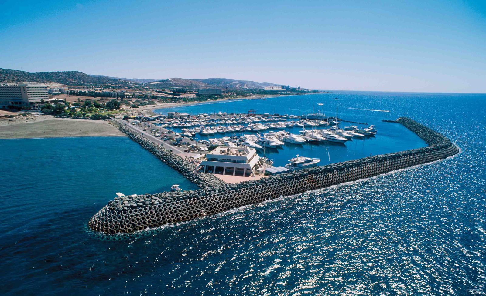 欧盟委员会警告塞浦路斯未按期落实可再生能源许可新规