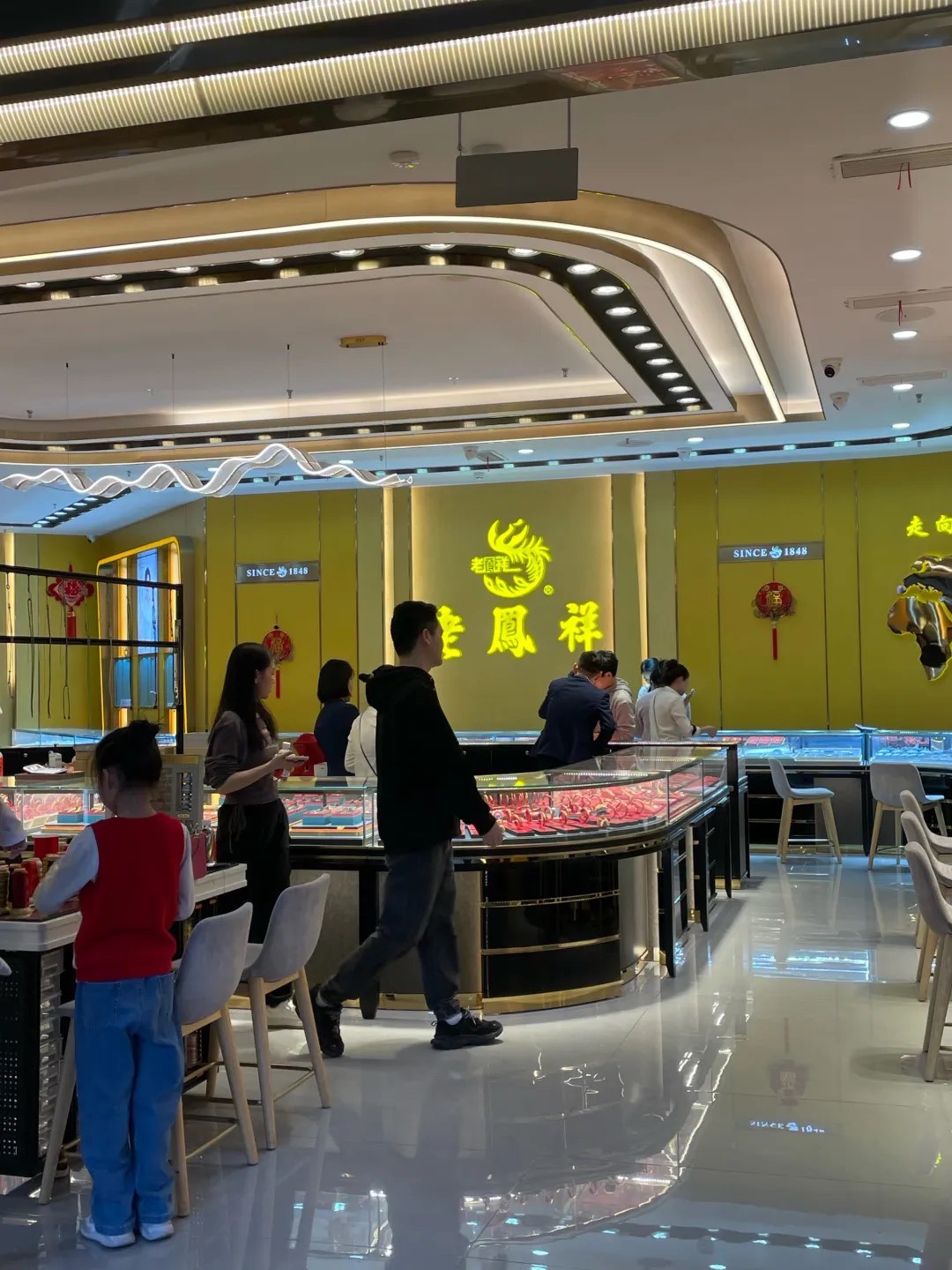 金价暴涨反成“魔咒”,老凤祥营收创近4年新低,加盟店缩减166家