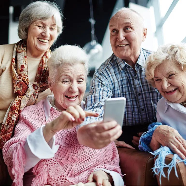 AI、机器人、语音助手：中国银发族的养老“新朋友”