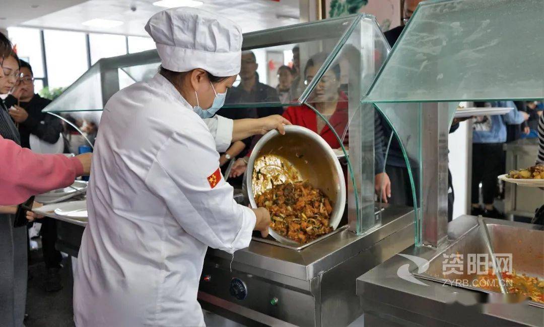 7000名游客挤爆政府食堂！