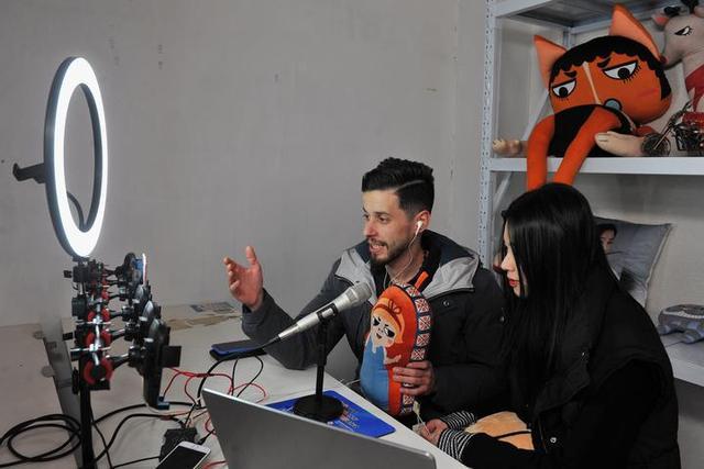 入境游热度飙升！老外拖着行李箱去义乌“扫货”！