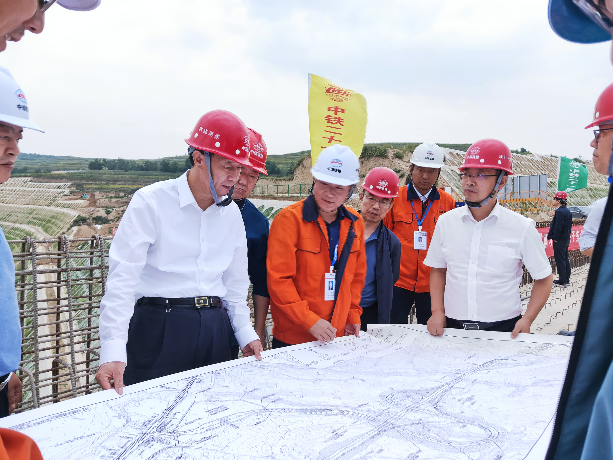 中国电建党委书记、董事长丁焰章与广东能源集团党委书记、董事长张帆会谈