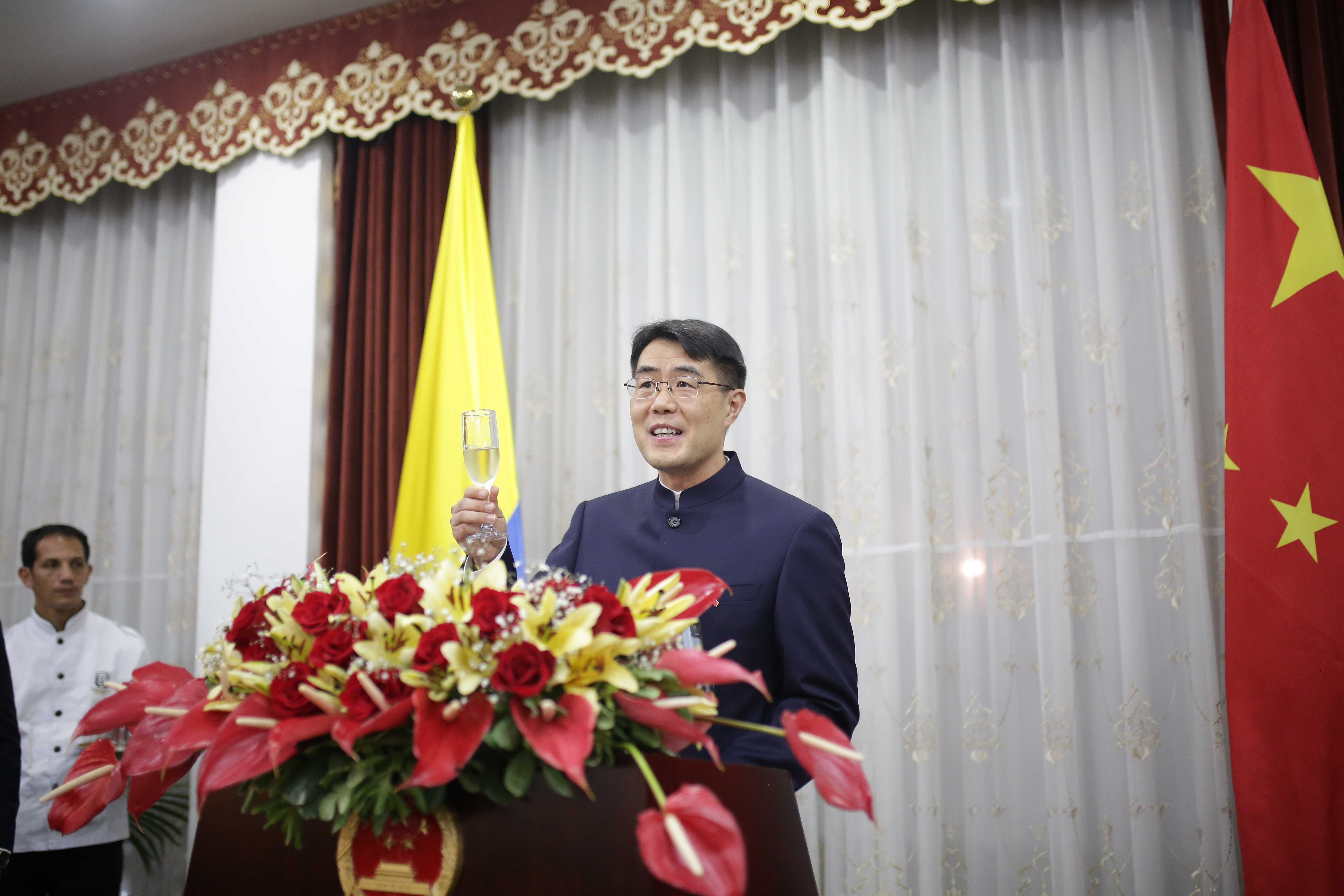 驻哥伦比亚使馆发言人就哥伦比亚对华签证有关情况答问