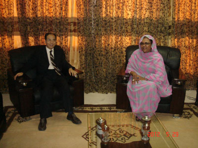 毛里塔尼亚经济与财政部长埃布赫与法国驻毛大使加西亚签署两项合作协议