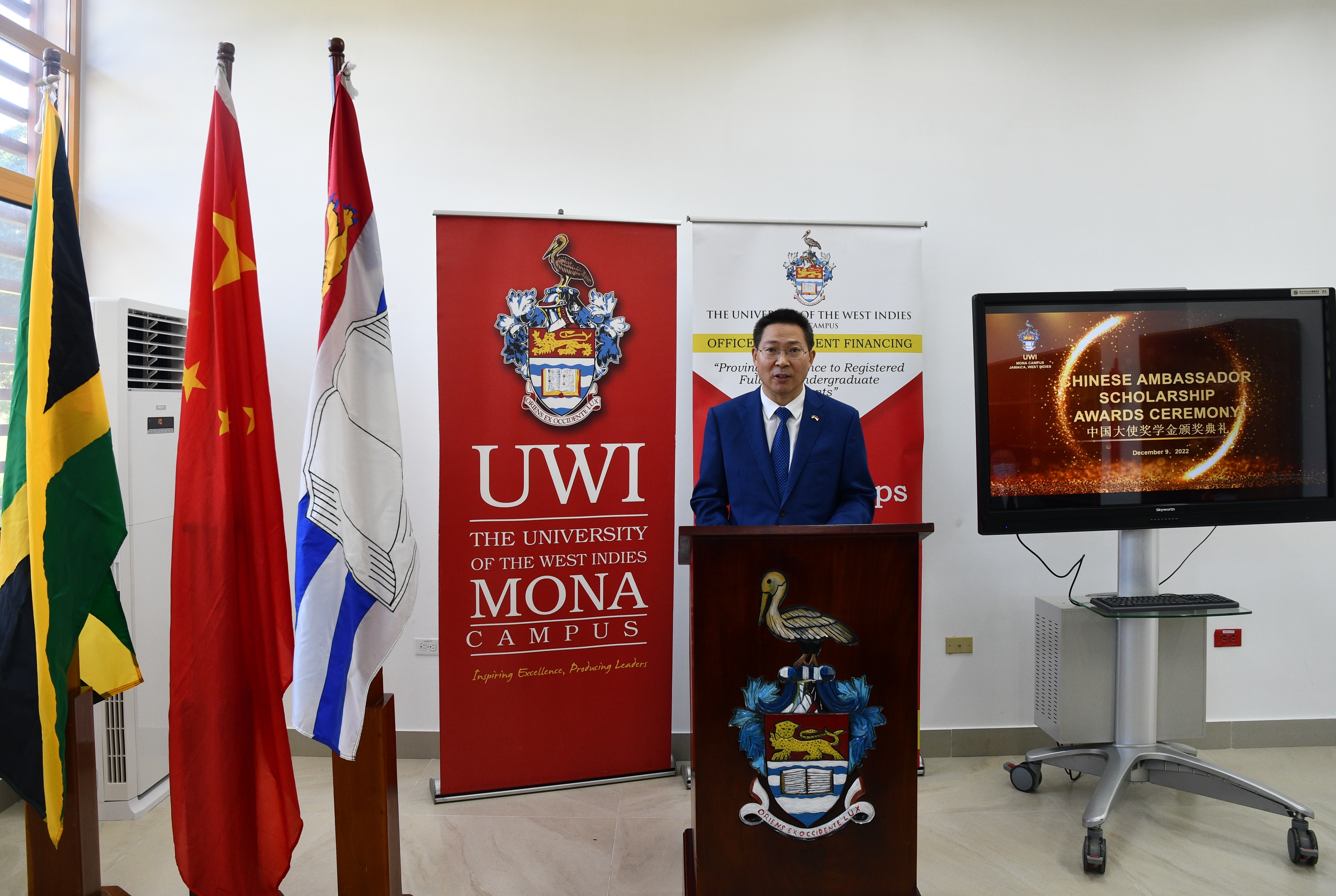 王有莉参赞陪同陈道江大使出席莫兰特湾市政综合体项目竣工剪彩仪式