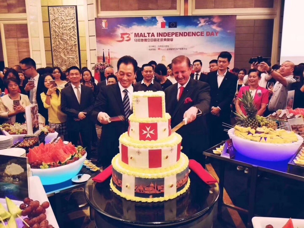 杨舒总领事出席加拿大中华总商会庆祝中加建交55周年暨商会成立30周年晚宴