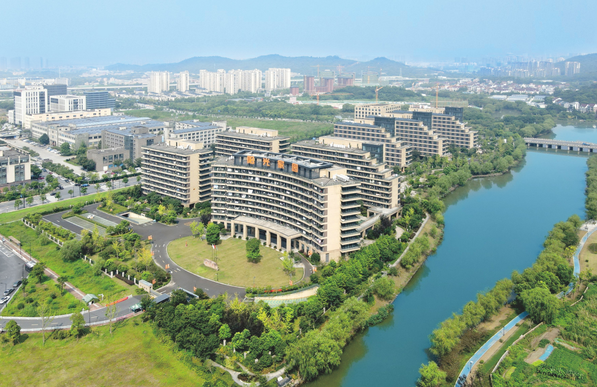 鹿山新材：预计2025年净利润亏损3700万元―7400万元