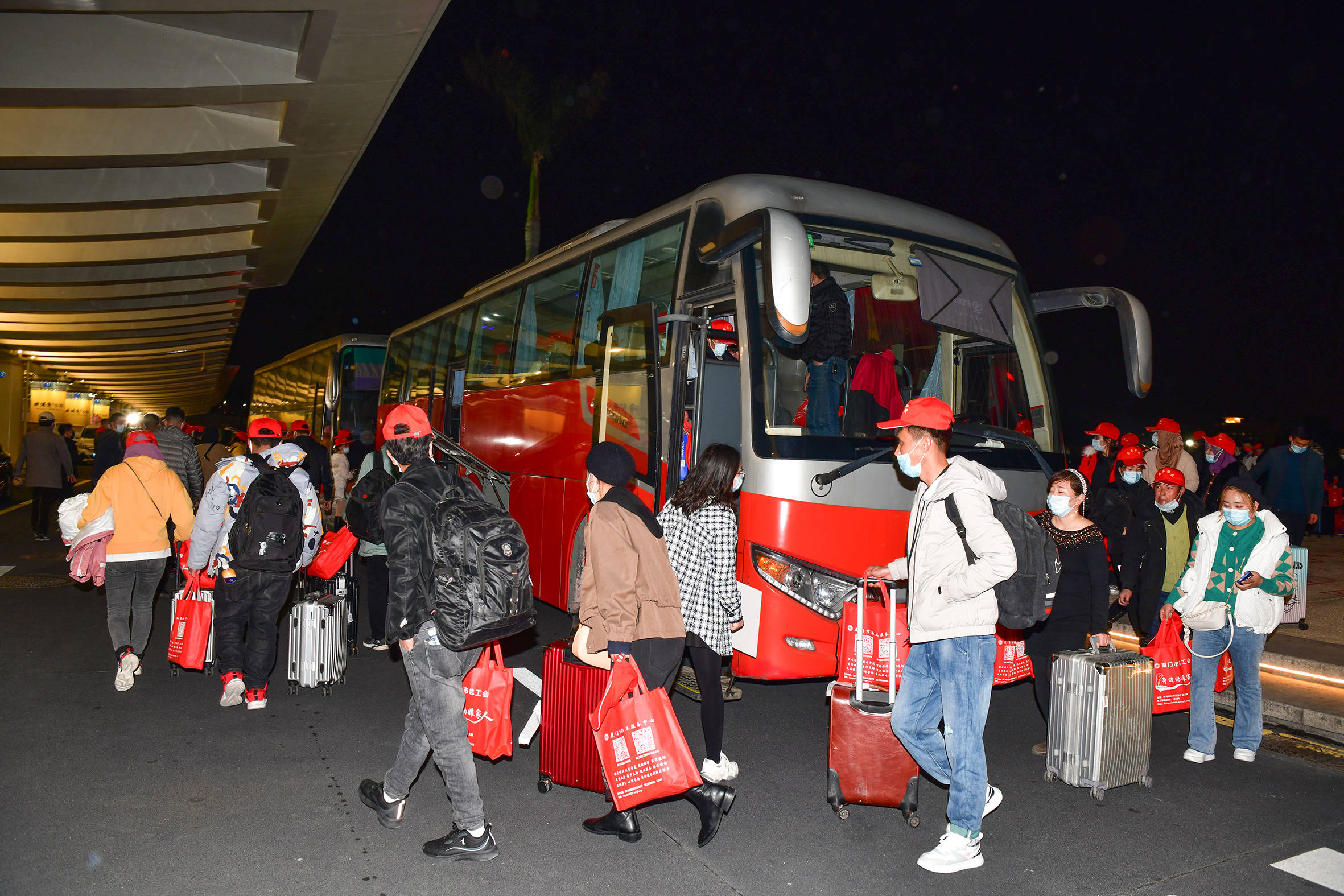 打“飞的”返程――低空经济助力春运