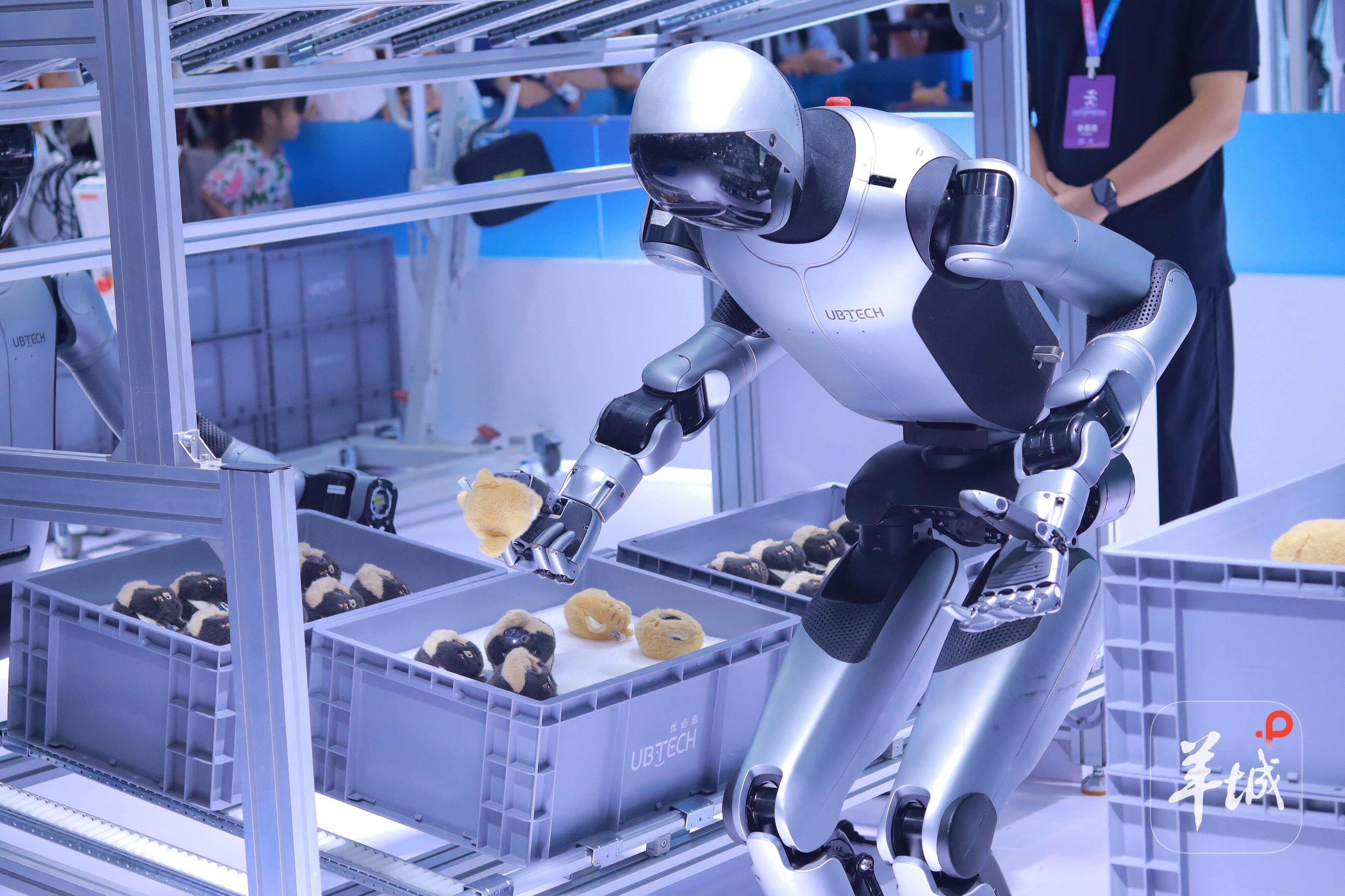 人形机器人迈向“务工”时代 标准化成产业升级加速器