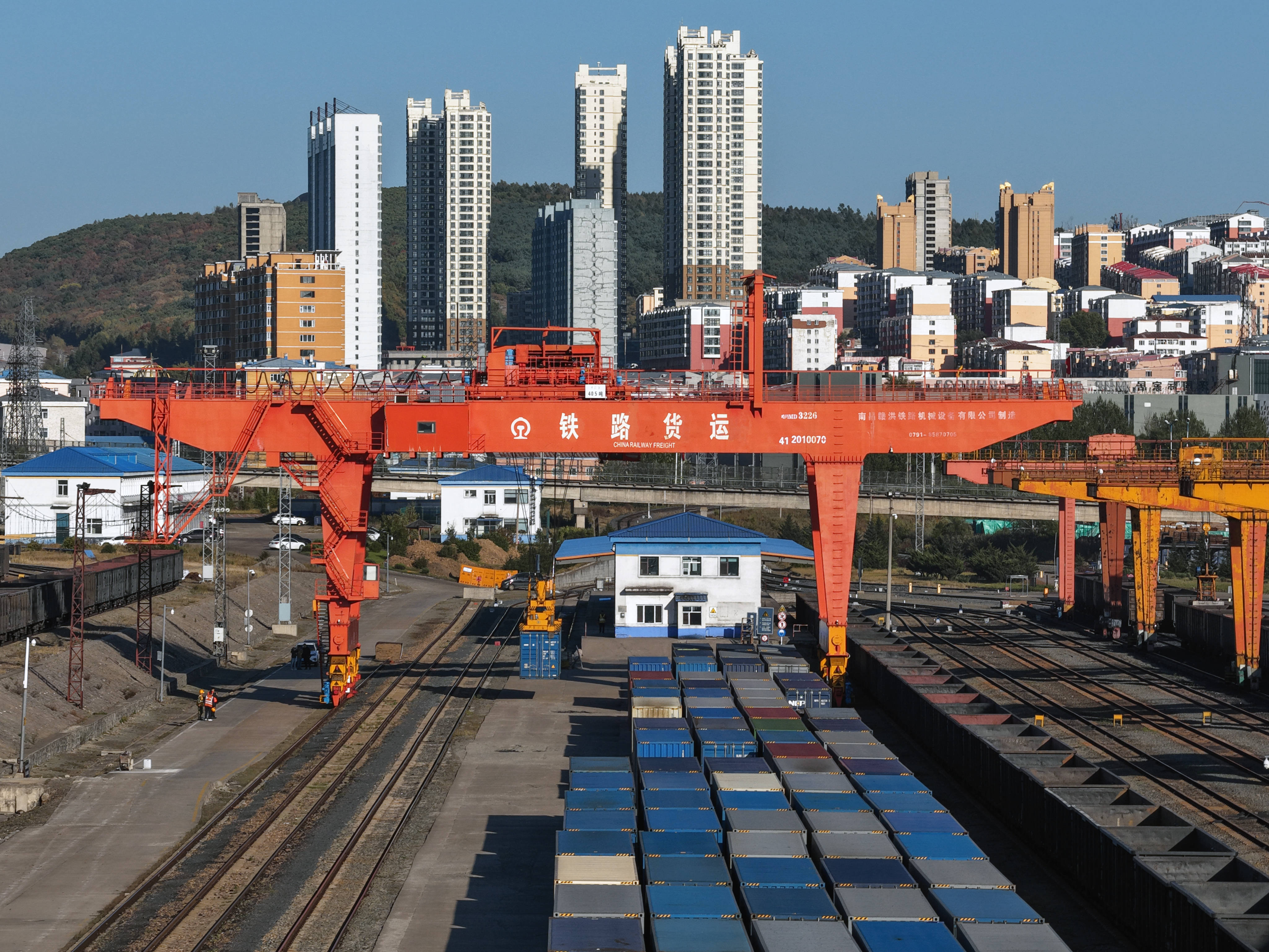 中欧班列“东通道”口岸段最长桥梁复工架设