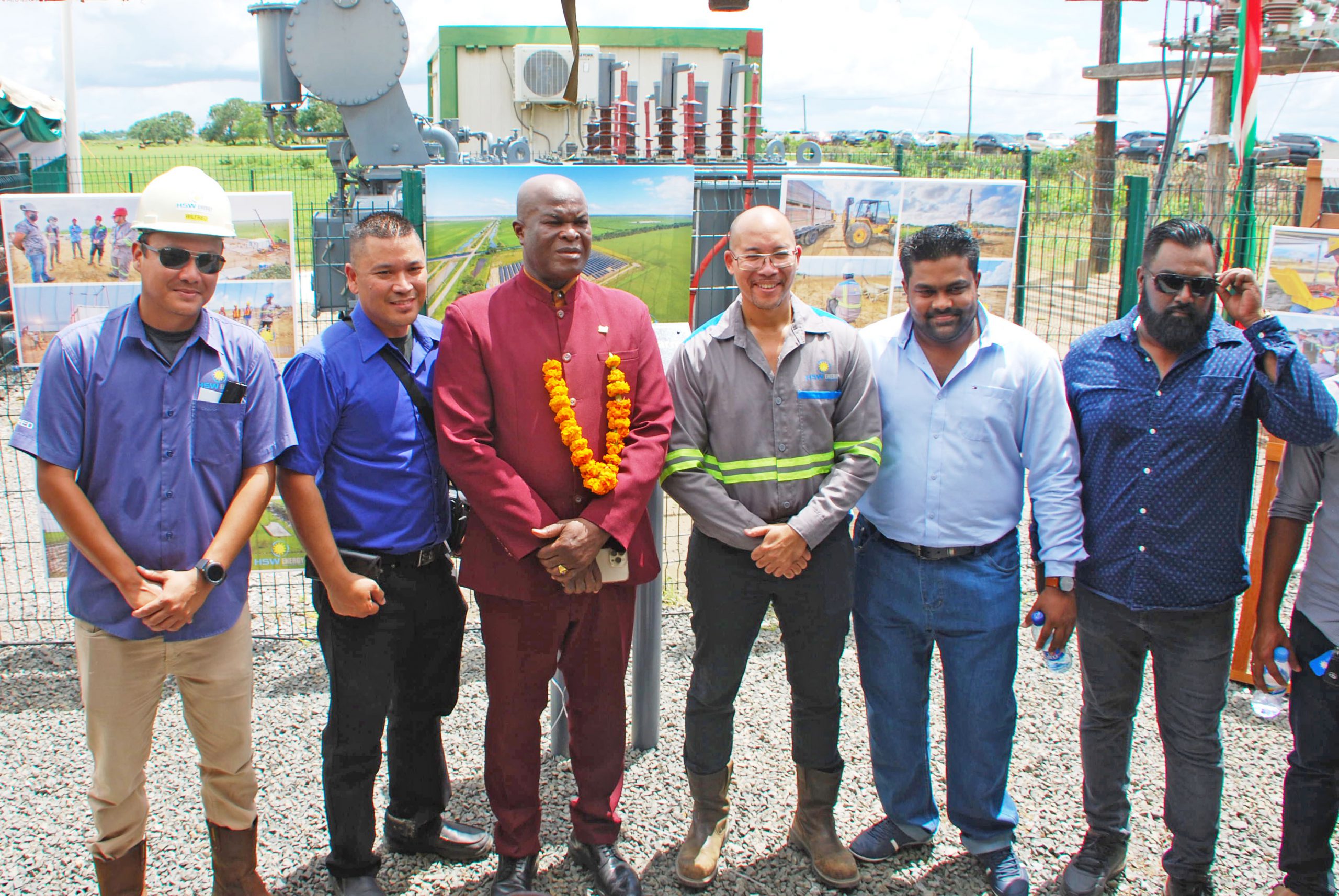 中国电建承建的苏里南村庄微电网光伏项目(二期)朱穆光伏电站顺利建成,并举行揭牌暨点灯仪式