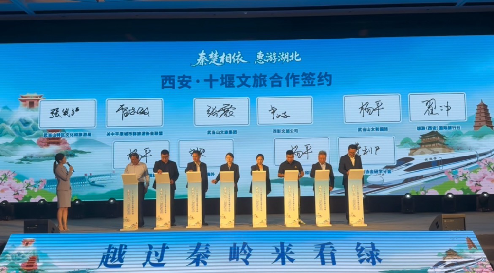 法国对外贸易和吸引力部长级代表尼古拉斯・福里西耶访摩